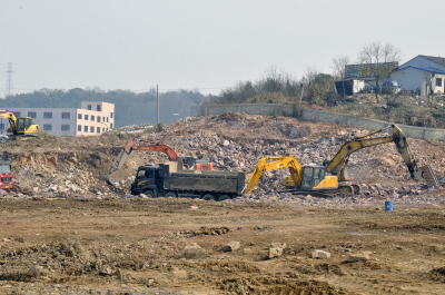 1489803317323709.jpg 圖為新廠(chǎng)房日夜平整土地的一角.jpg